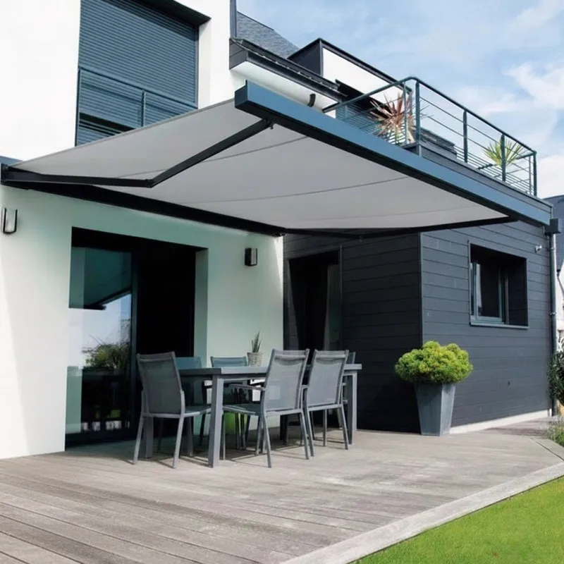 Store banne motorisé sur terrasse moderne